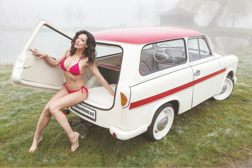 Krásky, veteráni a příběh, který skončil vězením. Retro kalendář má co nabídnout