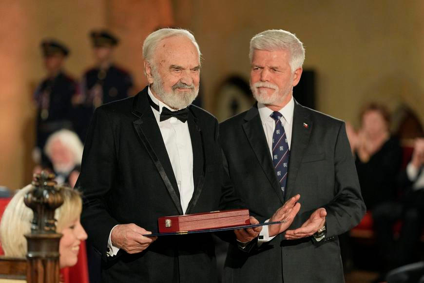 Kdo dostane vyznamenání od Pavla? Sázkaři mají jasno, Zeman je na chvostu
