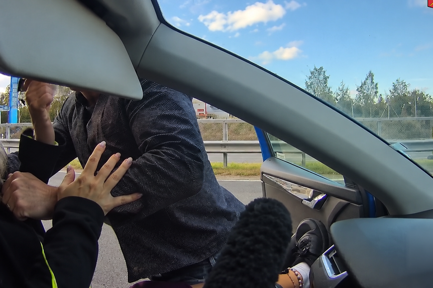„Neříkal bych tomu mlácení.“ Vybržďovač z D6 promluvil, zbitá matka ho prý provokovala