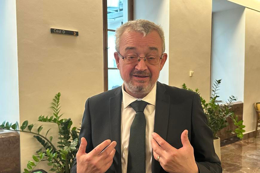 „Že mě Okamura přelstil? Ani náhodou.“  S Bendou o tom, jak opozice prohrála první boj o poplatky