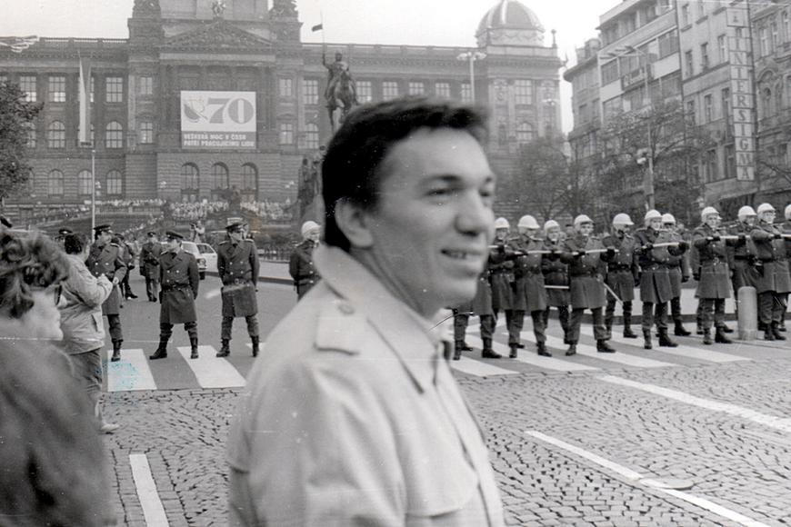 Vlajky vystřídaly pendreky. Pamětníci odkrývají odvrácenou tvář 28. října