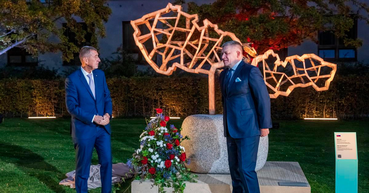 Babiš s Ficem odhalili sochu. Táhni do Ruska, znělo zpoza plotu Strakovky