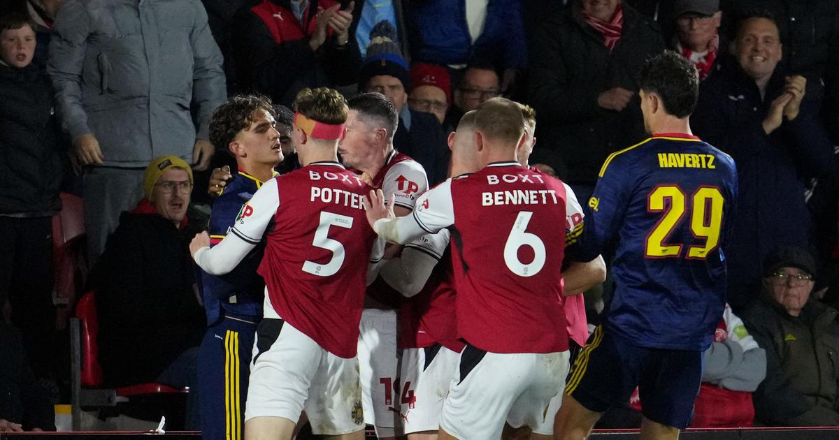 Obří šok v Anglii. Dron, hloupé oplácení a Arsenal vypadl s týmem ze čtvrté ligy