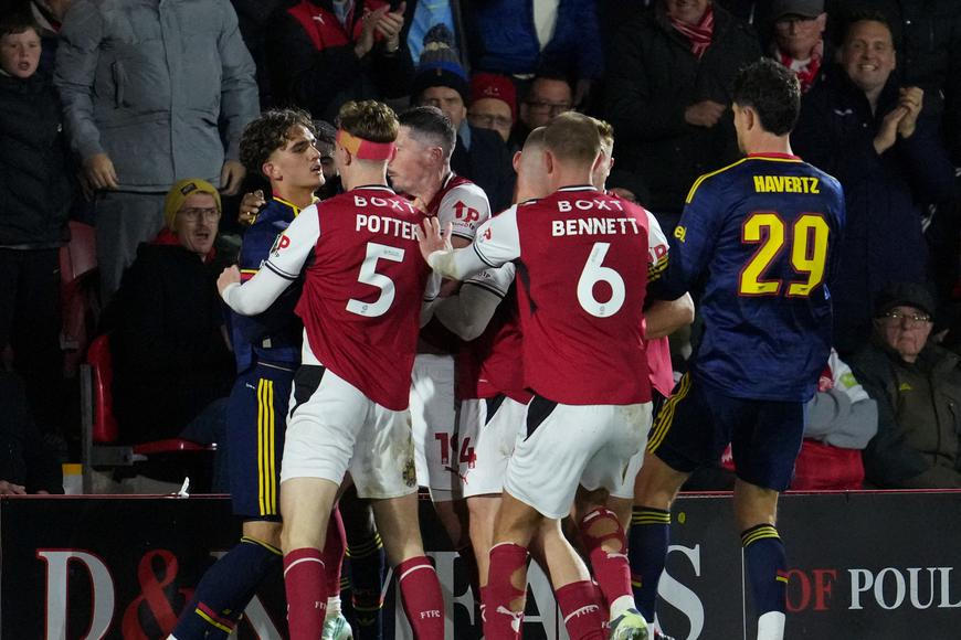 Obří šok v Anglii. Dron, hloupé oplácení a Arsenal vypadl s týmem ze čtvrté ligy