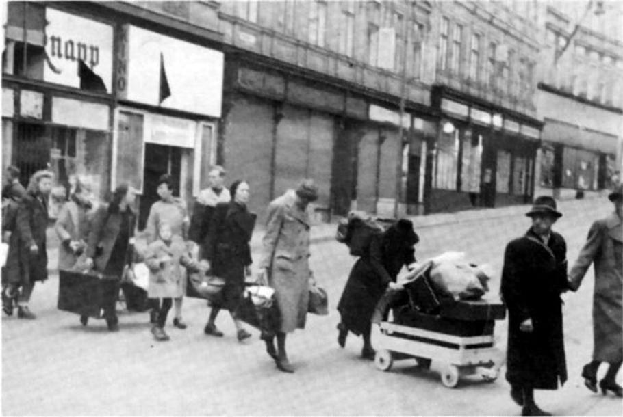 Lidé míří po evidenci do sběrného tábora ve Dvorech. Archiv Jindřicha Nového.