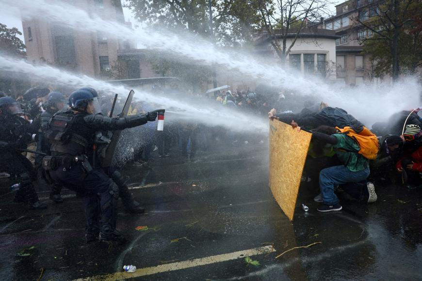 Když nejsociálnější kontinent protestuje, že je málo sociální