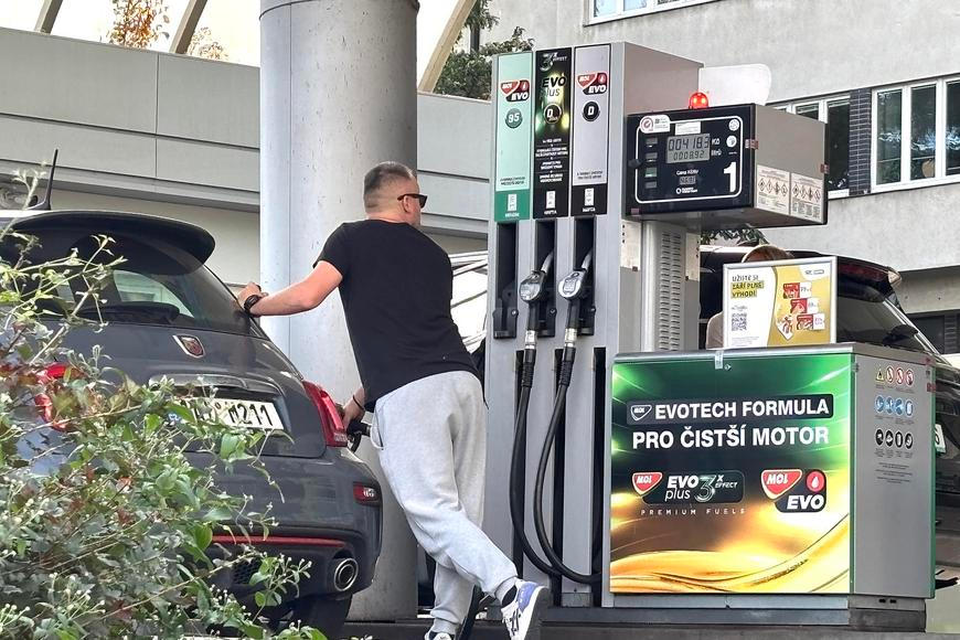 Cenový strop na naftu se v pátek zvýší, benzin naopak opět zlevní