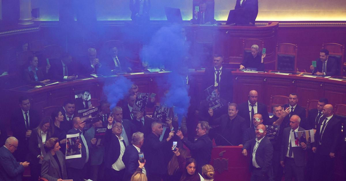 Házení lahví, křik a modré světlice. Albánská opozice se pokusila narušit hlasování