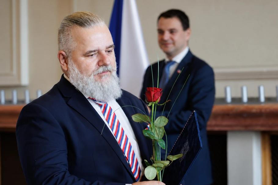 Herní vývojář Daniel Vávra převzal od ministra zahraničí Petra Macinky (Motoristé) cenu Gratias Agit.