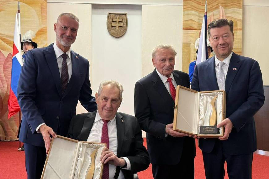 Na Hradě nebyl, pro ocenění si jel exprezident Zeman na Slovensko. S Okamurou po boku