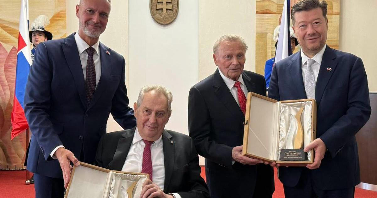Na Hradě nebyl, pro ocenění si jel exprezident Zeman na Slovensko. S Okamurou po boku