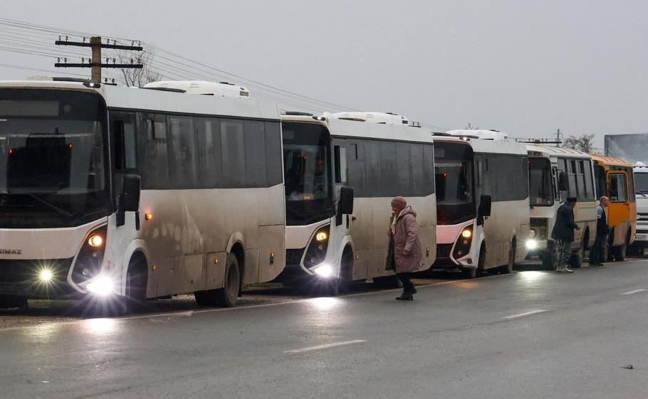 Convoy carrying evacuees from Russian-controlled Oleshky reaches Crimea